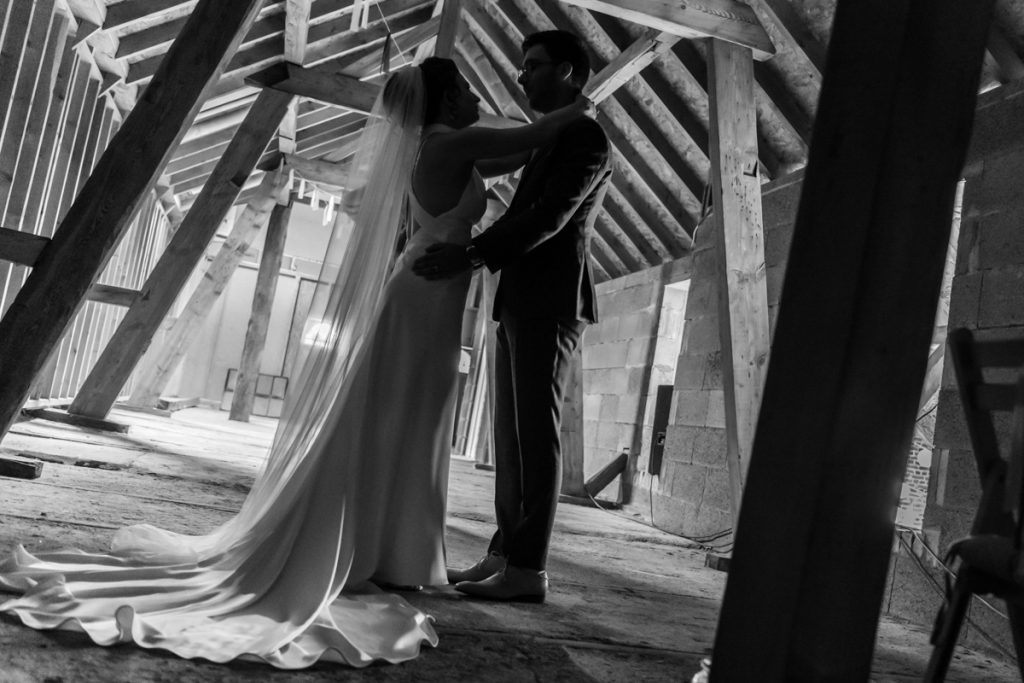 Bruidspaar tijdens fotoshoot met natuurlijk licht in oude boerderij in Limburg